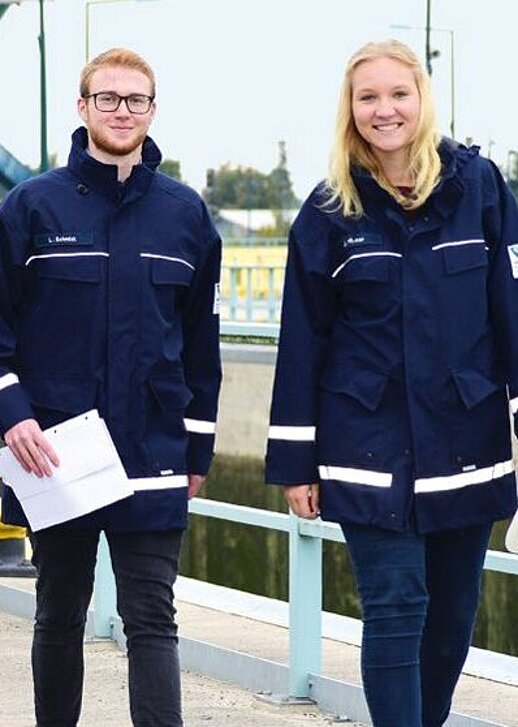 WSV_Ausbildung Zwei Beamtenanwärter laufen in WSV Jacken auf einer Baustelle