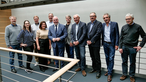 Die Teilnehmer des Gewerkschaftstags des FWSV am 08.11.2023 und dbb Chef Ulrich Silberbach stehen nebeneinander im dbb Gebäude und blicken in die Kamera. 
