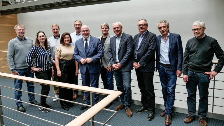 Die Teilnehmer des Gewerkschaftstags des FWSV am 08.11.2023 und dbb Chef Ulrich Silberbach stehen nebeneinander im dbb Gebäude und blicken in die Kamera. 